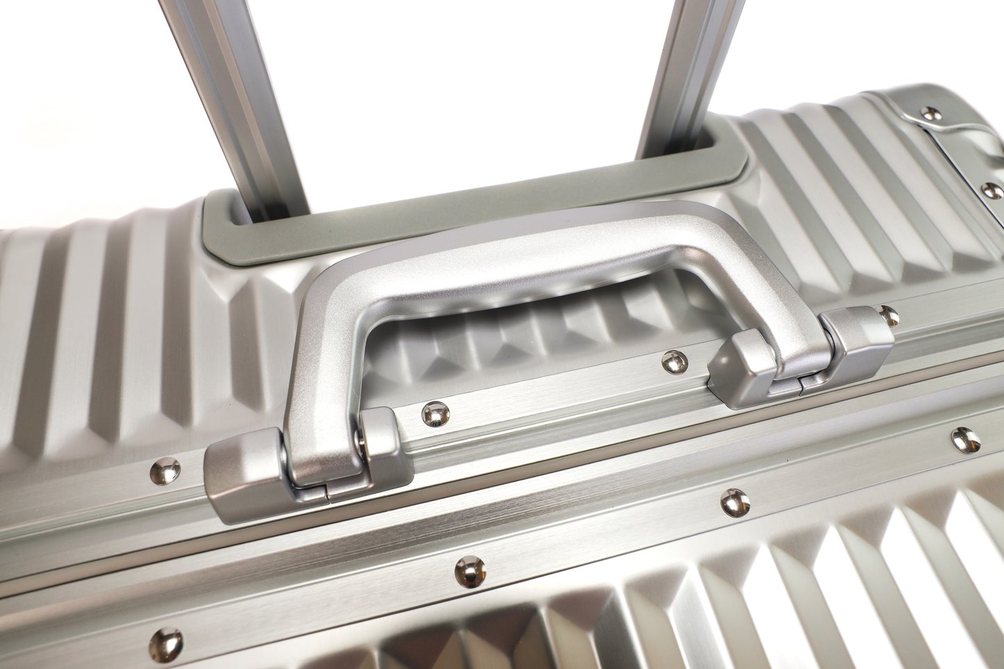 VinAluminum | 12-Bottle Wine Suitcase