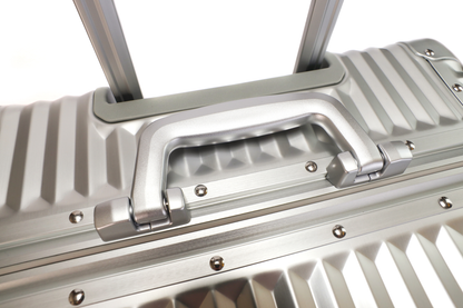 VinAluminum 12-Bottle Wine & Spirits Suitcase for Luxury Travel